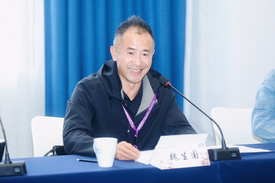 电脑前的人描述已自动生成