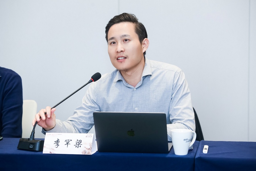 男人拿着笔记本电脑中度可信度描述已自动生成