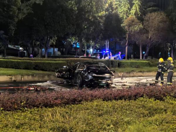 一辆小米SU7高速行驶碰撞后起火，目击者称多人“拳打脚踢”未能打开车门