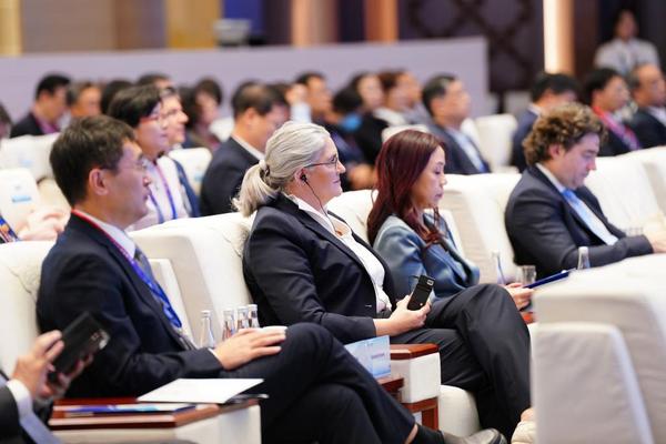 11月6日，第八届虹桥国际经济论坛“全球南方农业可持续发展交流对话”分论坛在国家会展中心(上海)举行。新华社记者 樊雨晴 摄 